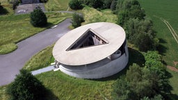 Raketenstation Hombroich: Blick auf das runde Gebäude mit einem abgeschrägten Dach.