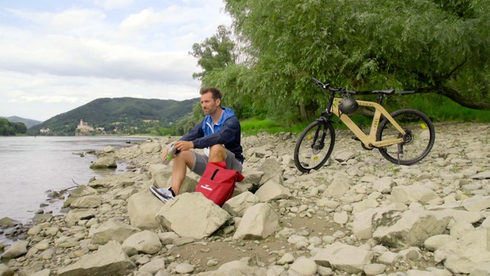 Daniel Aßmann bei einer Pause am Donauufer