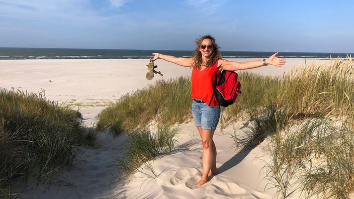 Keine Strandkörbe, aber viel Ruhe und einen fast 900 Meter breiten weißen Sandstrand, findet Moderatorin Tamina Kallert im Osten von Wangerooge.
