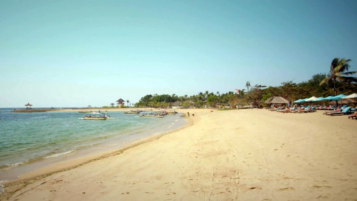 Kilometerlanger Sandstrand auf Bali