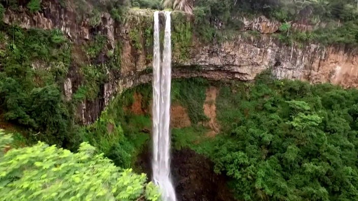 Die Zwillingswasserfälle von Chamarel auf Mauritius stürzen 100 Meter in die Tiefe.