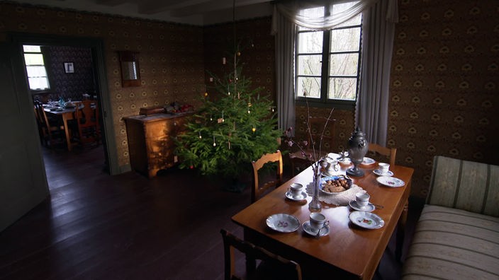  Tannenbaum in einem historischen Weihnachtszimmer