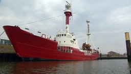 Das Feuerschiff Borkumriff liegt im Neuen Hafen vor Anker.