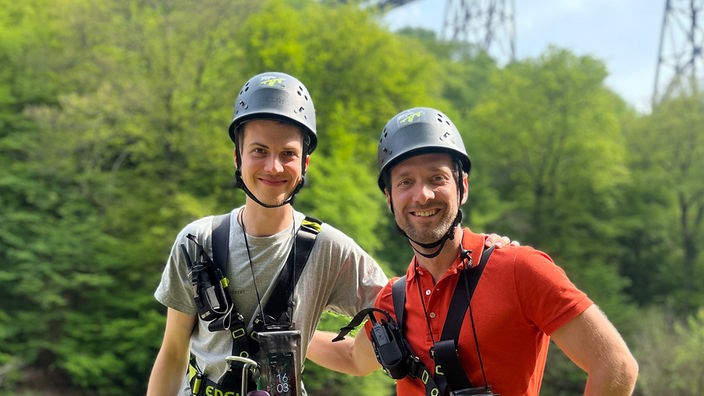Daniel Aßmann (r) und "Wupperwanderer" Bastian Dette mit Kletterausrüstung unterhalb der Müngstener Eisenbahnbrücke