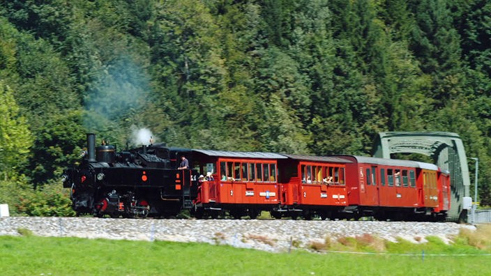Dampflokomotive mit historischen Personenwagen
