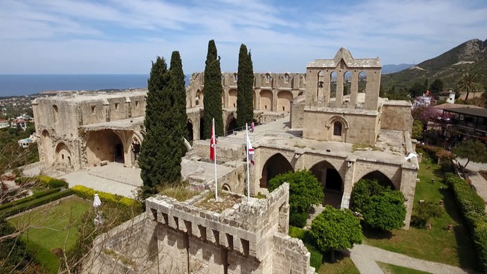 Ruinen einer Klosteranlage, im Hintergrund das Meer