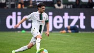 Borussia Mönchengladbachs Jonas Hofmann führt den Ball konzentriert