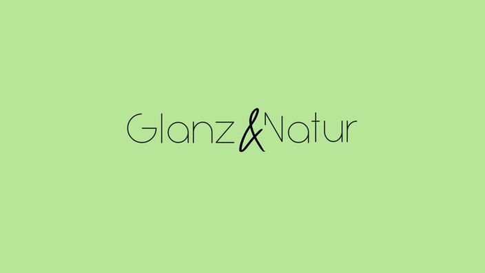 Ein grüner Hintergrund, auf dem das Logo des Instagram-Formats Glanz&Natur zu sehen ist