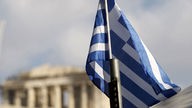 Die griechische Flagge vor dem Parthenon