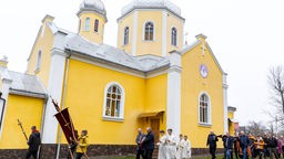 Prozession an einer griechisch-katholischen Kirche in der Ukraine