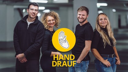 Auf dem Bild stehen die Hosts vom Instagram-Format Hand Drauf, Tobias Hölle, Iris Meinhardt, Björn Pfeiffer und Toma Kubiliute nebeneinander