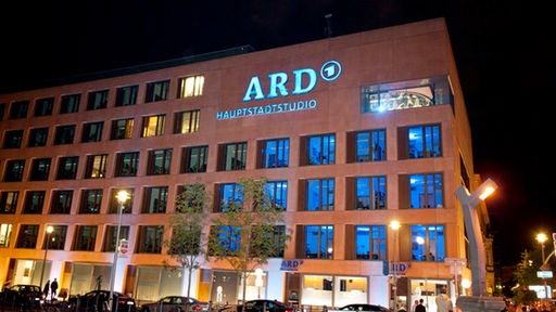 Blick bei Nacht auf das Hauptstadtstudio der ARD