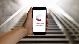 Logo der Corona-Warn-App des Bundes auf einem Smarthone.