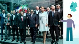 Die neue nordrhein-westfälische Landesregierung hat sich am 30.06.2017 in Düsseldorf  für ein Gruppenfoto postiert. 