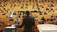  Eine Professorin hält in einem Hörsaal der Ruhr-Universität eine Vorlesung.