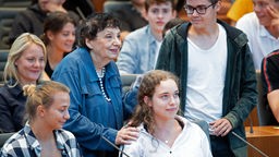 Nordrhein-Westfalen, Düsseldorf: Inge Auerbacher, Holocaust-Überlebende aus New York, steht zwischen Jugendlichen im Landtag. Auerbacher spricht während eines Zeitzeugen-Gesprächs mit etwa 100 Jugendlichen im Landtag (02.09.2019).