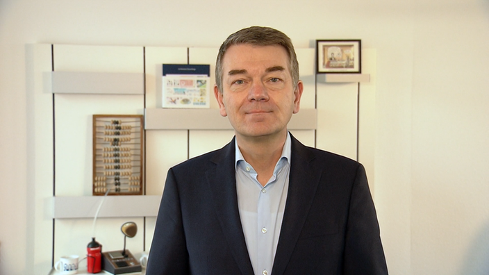 WDR Programmdirektor Jörg Schönenborn steht in seinem Büro