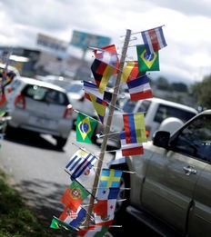 Flaggen von Ländern, die an der WM 2018 teilnehmen werden an einer Straße verkauft.; Rechte: Reuters
