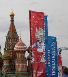 Flaggen mit dem Logo der Fußball-WM 2018 wehen in Moskau.; Rechte: dpa/Alexander Zemlianichenko