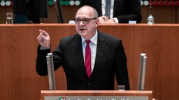 Nordrhein-Westfalen, Düsseldorf: Andre Stinka (SPD) redet zu den Abgeordneten. 