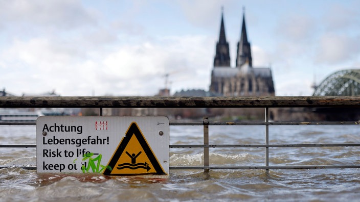 Wasser überspült teilweise ein Ufergelände