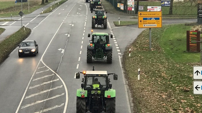 Bauern demonstrieren mit ihren Taktoren auf der Straße in Kleve