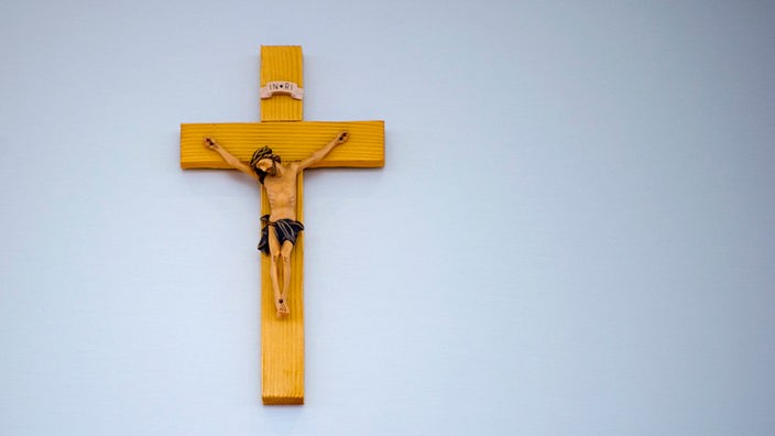 Ein Kruzifix hängt an einer Wand