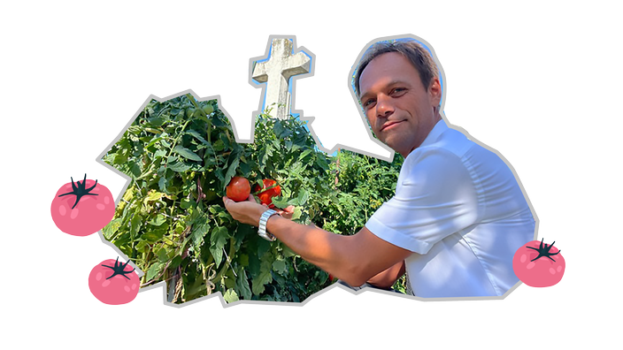 Das Bild zeigt einen Mann, der reife Tomaten auf einem Grab präsentiert.
