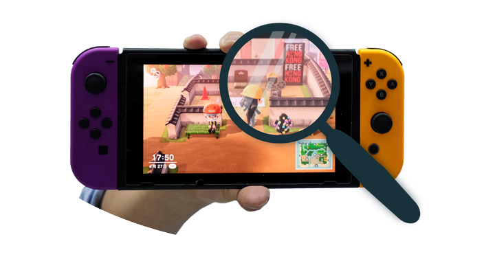 Eine Hand hält eine Nintendo Switch. Auf dem Bildschirm sieht man das Spiel "Animal Crossing". Zwei Personen stehen vor einem virtuellen Free Hongkong Plakat.