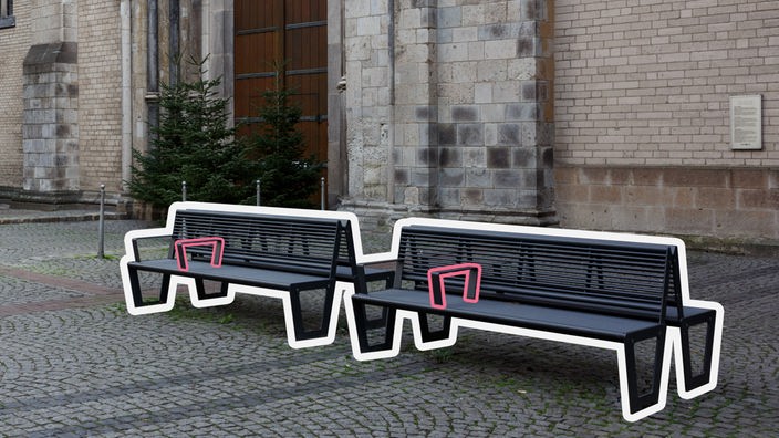 Sitzbänke in Köln, die im Stil der Hostile Architecture nur zum Sitzen und nicht zum Liegen entworfen wurden.