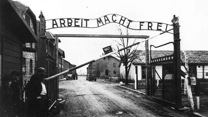 Auschwitz: Eingang mit der Aufschrift 'Arbeit macht frei' (Archivbild von ca. 1945)