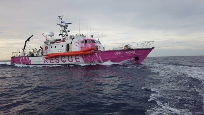 Ein pink bemaltes Rettungsschiff im Mittelmeer.