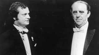 Stockholm, 10.12.1972: Carl Gustaf (l.) überreicht Heinrich Böll (r.) den Literaturnobelpreis