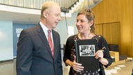 Der WDR Intendant Tom Buhrow mit Regisseurin Philine Velhagen