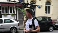 Timo Feldkamp mit Kameraausrüstung auf der Straße