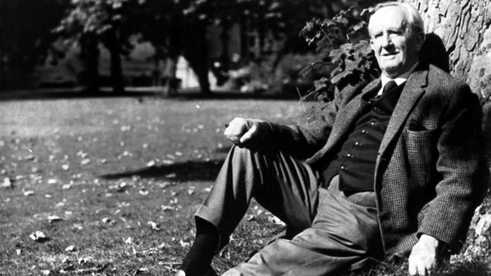 J.R.R. Tolkien, britischer Schriftsteller, sitzt in einem Garten
