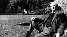 J.R.R. Tolkien, britischer Schriftsteller, sitzt in einem Garten (undatiertes Foto)