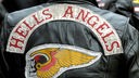 Ein Mitglied der Rockergruppe Hells Angels trägt eine Lederjacke mit dem geflügelten Totenkopf, Symbol der Motorradgang