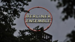 Der Namenszug leuchtet am 09.06.2013 in Berlin auf dem Dach des Berliner Ensemble.