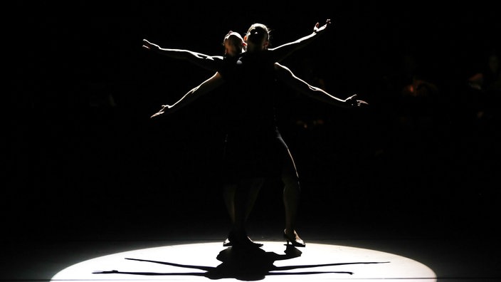 Tänzerinnen und Tänzer der Sao Paulo Dance Company proben das Sück "Trick Cell Play" von Choreograf Edouard Lock für die Uraufführung (2019).