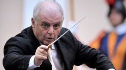 Daniel Barenboim dirigiert