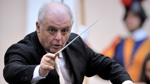 Daniel Barenboim dirigiert