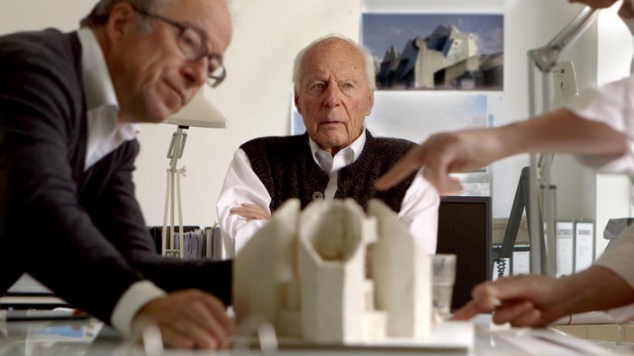 Gottfried und Paul Böhm vor einem Architekturmodell