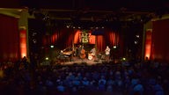 Bühne im domicil mit gefüllten Zuschauerreihen beim WDR 3 Jazzfest 2015 in Dortmund