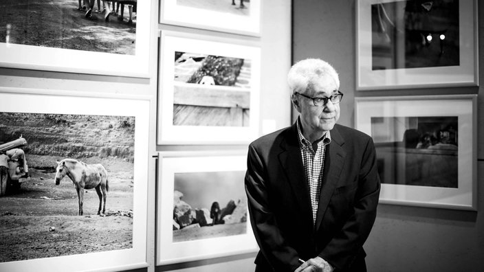 Elliott Erwitt steht im April 2014 in einer Turiner Ausstellung vor eigenen Fotografien.