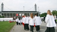 Teilnehmer an dem Abschlussgottesdienst im RheinEnergiestadion
