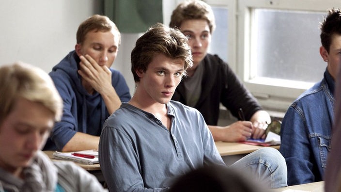 Weil er mit Luca befreundet war, wird Julius (Jannis Niewöhner) in der Schule gemobbt.