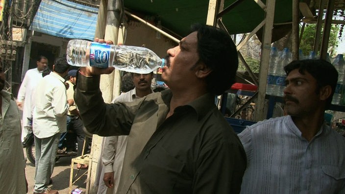 Pakistani trinkt "Nestlé Pure Life"