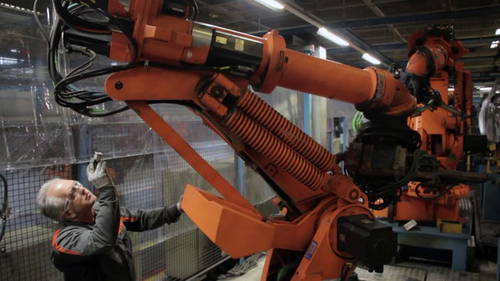 Filmausschnitt: Deine Arbeit, Dein Leben, Der "Roboterdoktor" untersucht einen Roboter in den Ford-Werken in Köln