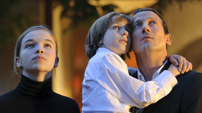 Lars (Wotan Wilke Möhring, r) und seine beiden Kinder Maike (Matilda Merkel, l) und Piet (Nick Schuck, Mitte)
